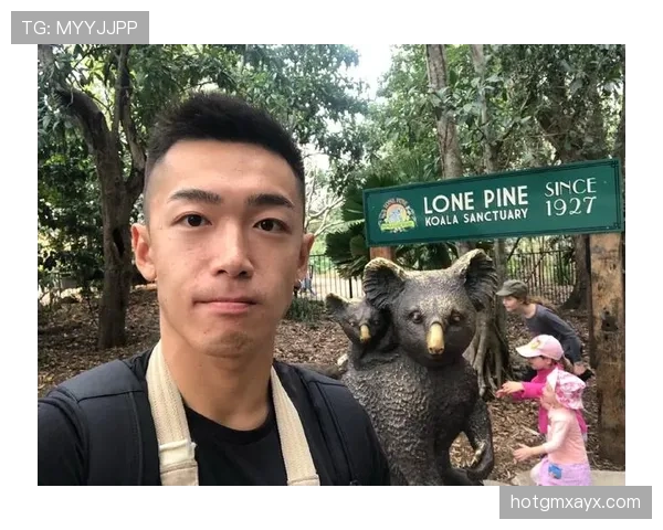 徐灿训练完挎着小包逛街的那张图，拳王气场和邻家暖男撞了个满怀